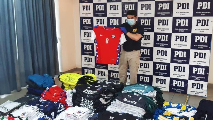 Desde poleras del Inter a de La Roja: PDI incauta 52 millones de pesos en ropa falsificada