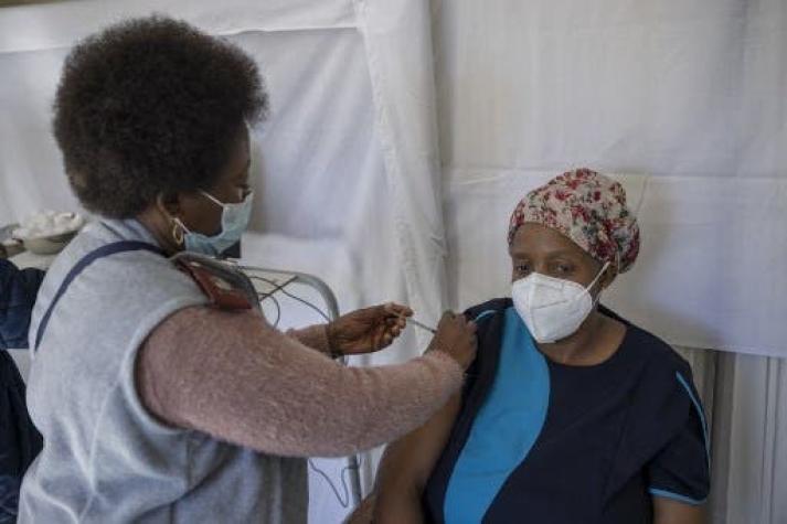 Sudáfrica comienza a vacunar a los ancianos con meses de retraso
