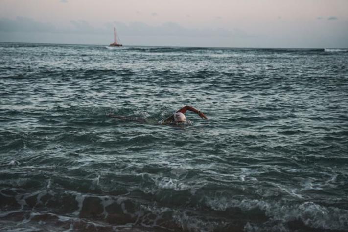 Nadadora Bárbara Hernández busca hacer historia nadando 45 kilómetros de noche entre tiburones