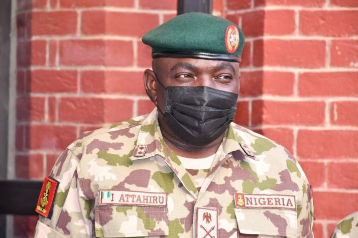 Muere el jefe del Ejército de Nigeria al estrellarse el avión en que viajaba
