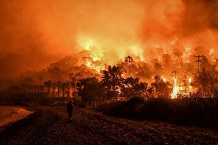 [FOTOS] Las imágenes del devastador incendio forestal que afecta a Grecia