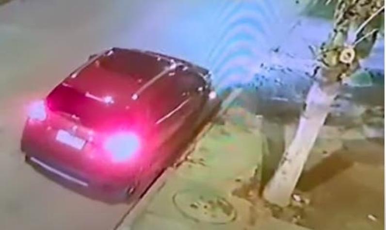 [VIDEO] Impactante registro de conductora evitando el robo de su auto en La Florida