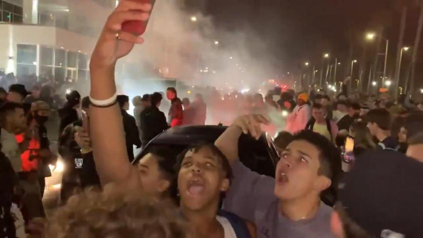 [VIDEO] Fiesta de "cumpleañero desconocido" provoca caos en California