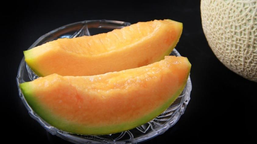 Venden dos melones por casi 18 millones de pesos en una subasta en Japón