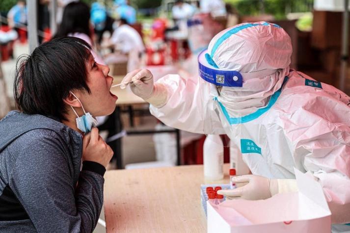 Confinan un vecindario de ciudad del sur de China por brote de coronavirus