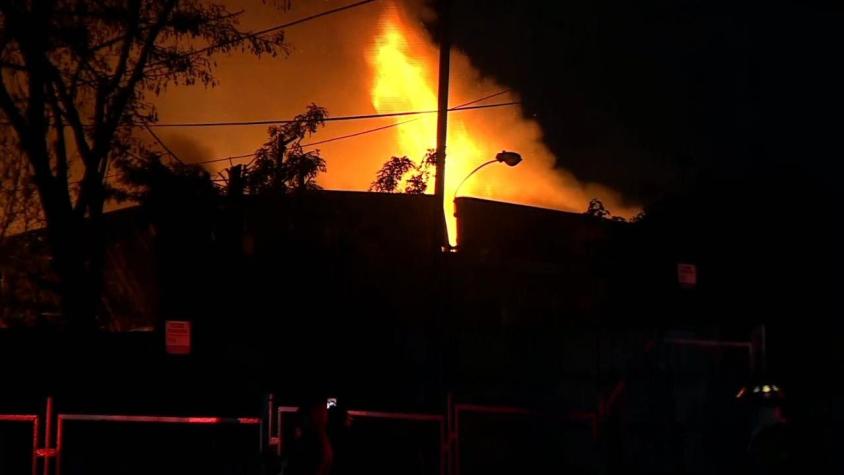 [VIDEO] Incendio afectó a fábrica de esponjas y espumas en San Bernardo