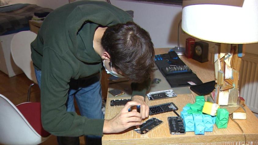 [VIDEO] Joven reúne y recupera celulares para facilitar clases online