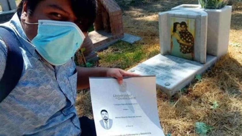 "Sí se pudo": Joven enfermero dedicó su título en la tumba de sus padres fallecidos