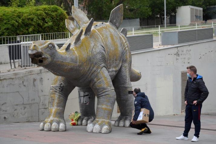 Hallan muerto a hombre dentro de estatua de dinosaurio: Habría caído intentando rescatar un celular