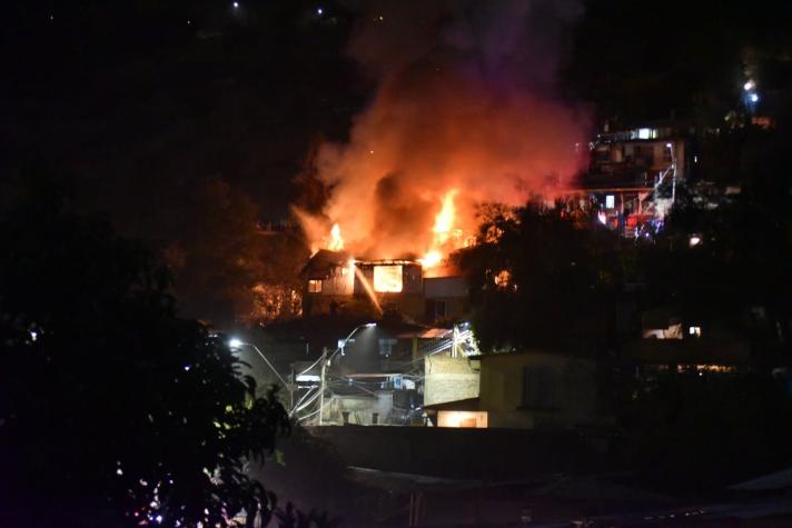 Bomberos trabaja en incendio que afecta a viviendas en el cerro San Cristóbal