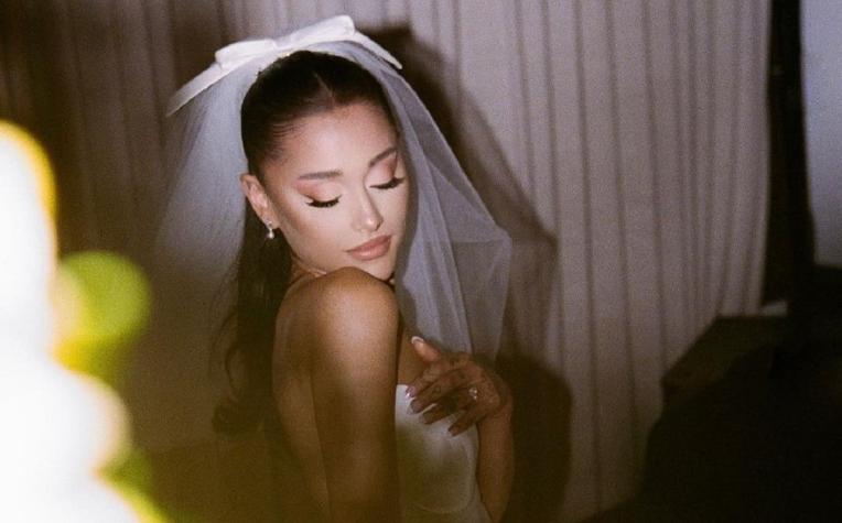 De blanco y un velo corto: Ariana Grande mostró fotos de su boda y de su sencillo vestido