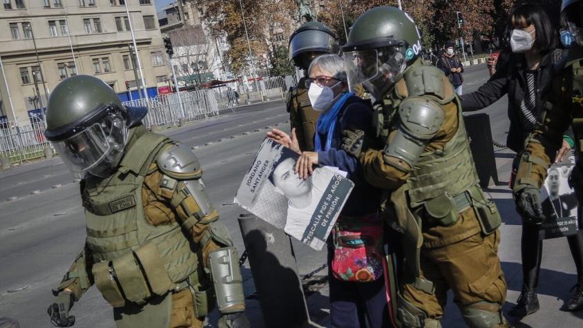 Al menos 11 personas fueron detenidas tras protagonizar protesta frente a La Moneda