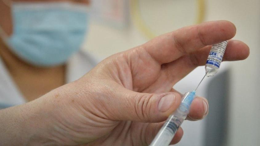 Hombre desenchufa nevera para cargar celular y provoca la pérdida de mil vacunas contra el COVID-19