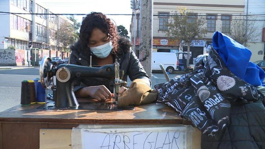 [VIDEO] Valparaíso: Mujer trabaja haciendo costuras "express" en la calle