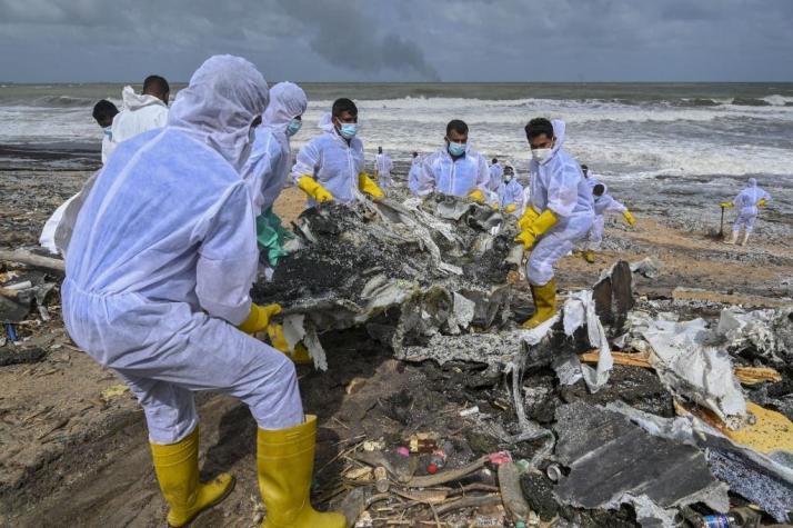 Playa de Sri Lanka repleta de toneladas de plástico de barco incendiado