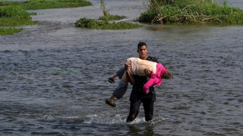 La historia detrás de la dramática foto de una anciana que cruzó en brazos de un joven el Río Bravo