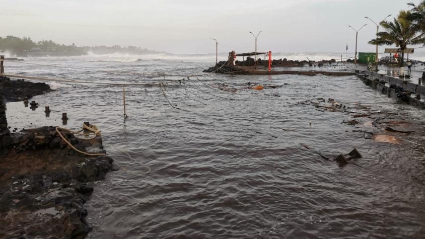 Marejadas en Rapa Nui provocan serios daños en el borde costero de la isla Marejadas en Rapa Nui provocan serios daños en el borde costero de la isla