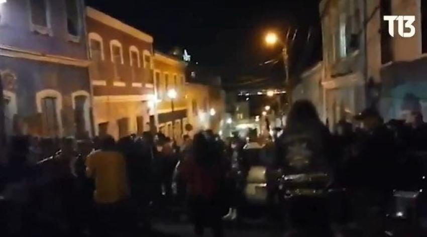 [VIDEO] Masiva reunión en Valparaíso sin medidas sanitarias y luego del horario de toque de queda