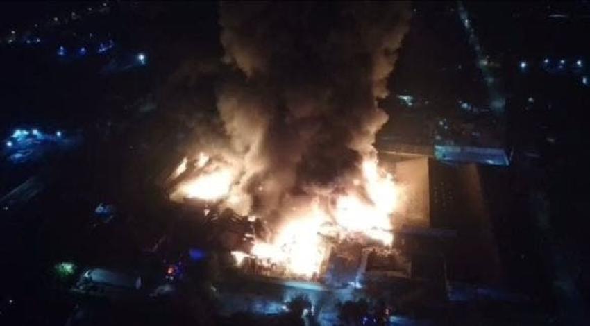 Incendio afecta a fábrica de muebles en La Pintana: fuego se propagó a colegio aledaño