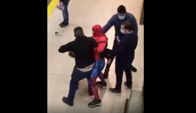 Sensual Spiderman separó una pelea en el Metro de Santiago