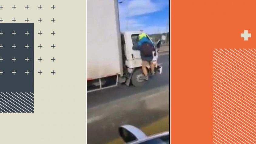 [VIDEO] Arriesgada maniobra: Se colgó de puerta de camión para "detenerlo"