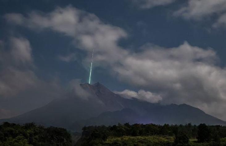 [VIDEO] Captan el momento en que un meteorito cae sobre un volcán activo en indonesia