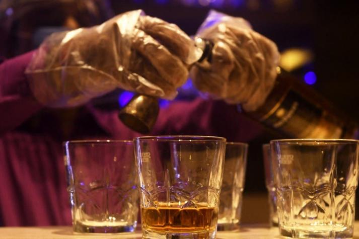 Al menos 25 muertos en India por beber alcohol tóxico