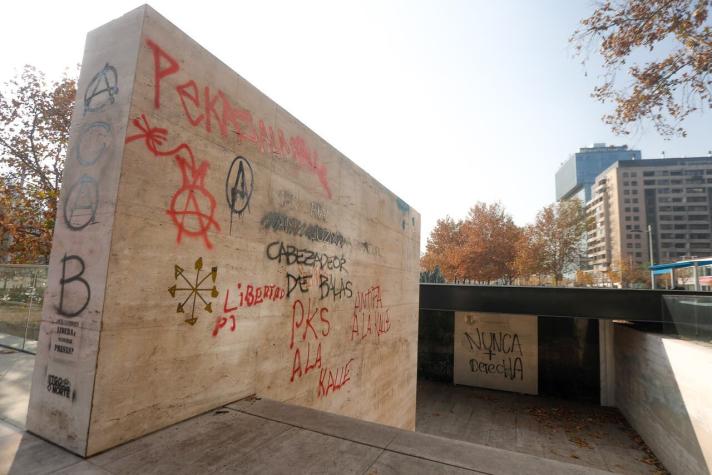 [VIDEO] Dos detenidos por vandalizar memorial de Jaime Guzmán