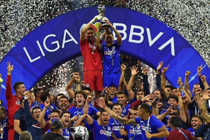 Después de 23 años, el Cruz Azul sale campeón en México ante el Santos de Diego Valdés