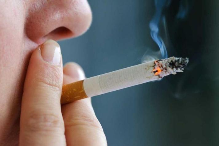 Los efectos del humo de tercera mano en los hogares con fumadores