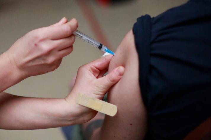 Coronavirus en Chile: ISP autoriza uso de vacuna Pfizer en adolescentes desde los 12 años