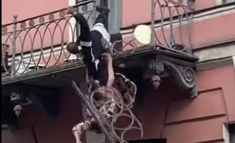 [VIDEO] Pareja cae desde un balcón tras protagonizar pelea en Rusia