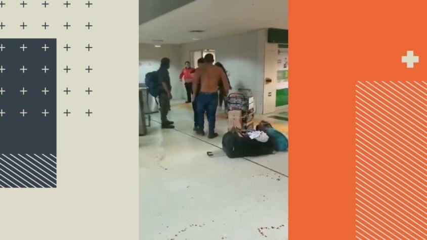 [VIDEO] Intentan agredir con un martillo a guardias del Metro