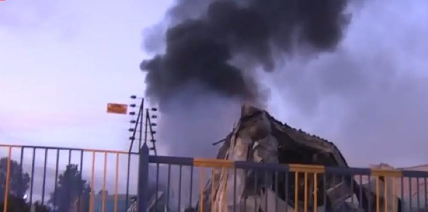 Incendio afectó a fábrica de espuma en Lampa