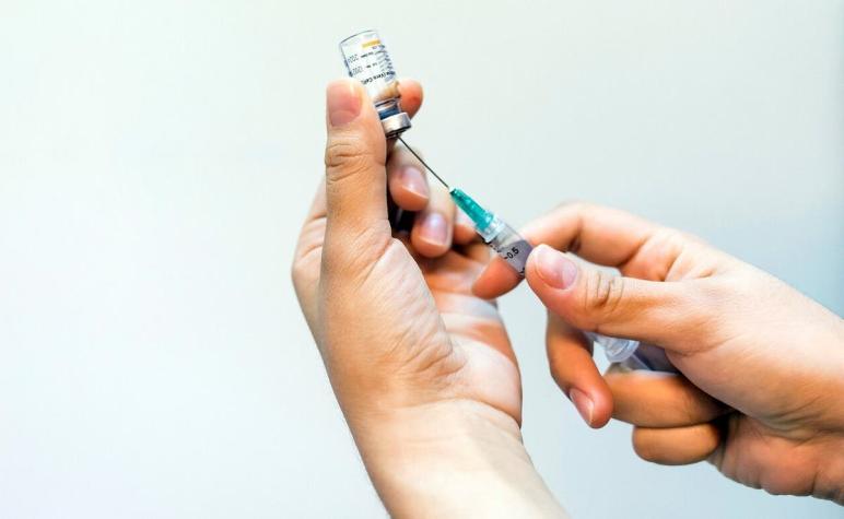 Minsal detalla estado de paciente que generó cambios en entrega de vacuna AstraZeneca