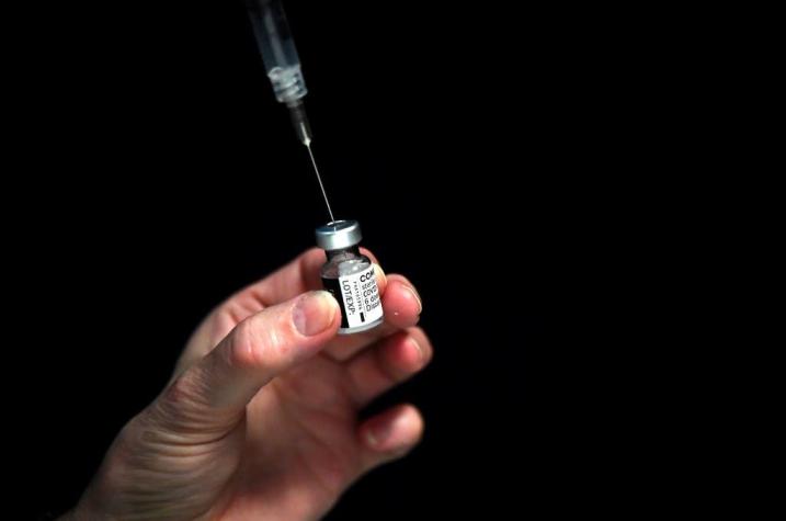 Reino Unido aprueba uso de vacuna Pfizer a partir de los 12 años