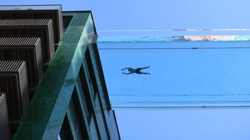 Sky pool: las fotos de la exclusiva piscina flotante en Londres (y las críticas que genera)