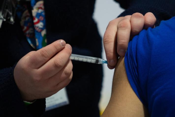 ISP mantiene vacunación con AstraZeneca para hombres sobre 45 años