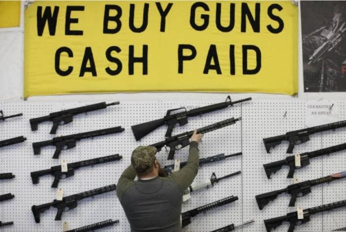 Un juez anula la prohibición de armas de asalto en California
