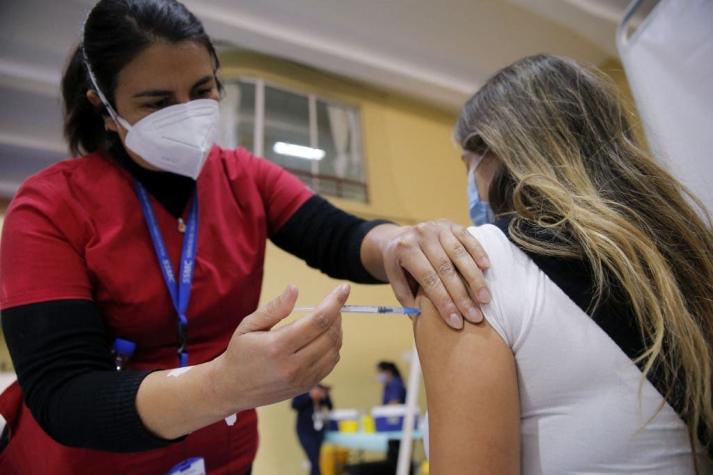 Coronavirus en Chile: 78,4% de contagiados entre 50 y 59 años no tenía su vacunación completa