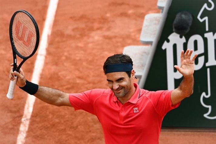 Federer gana y clasifica a octavos de Roland Garros en su regreso a la arcilla de París