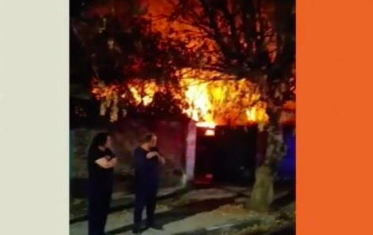 Incendio en Recoleta deja a tres personas fallecidas y un bombero lesionado
