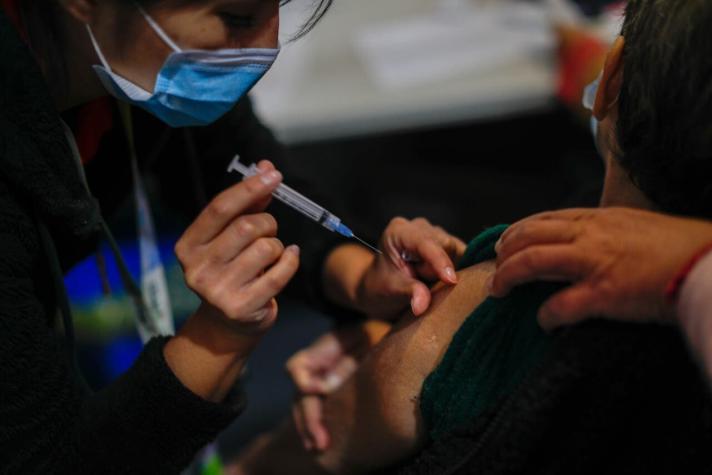 OMS hizo un llamado de atención a países con gran despliegue de vacunas como Chile