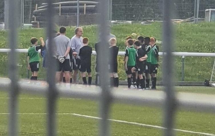 No descansa: Marcelo Bielsa dirigió la práctica de la sub 11 del Leeds