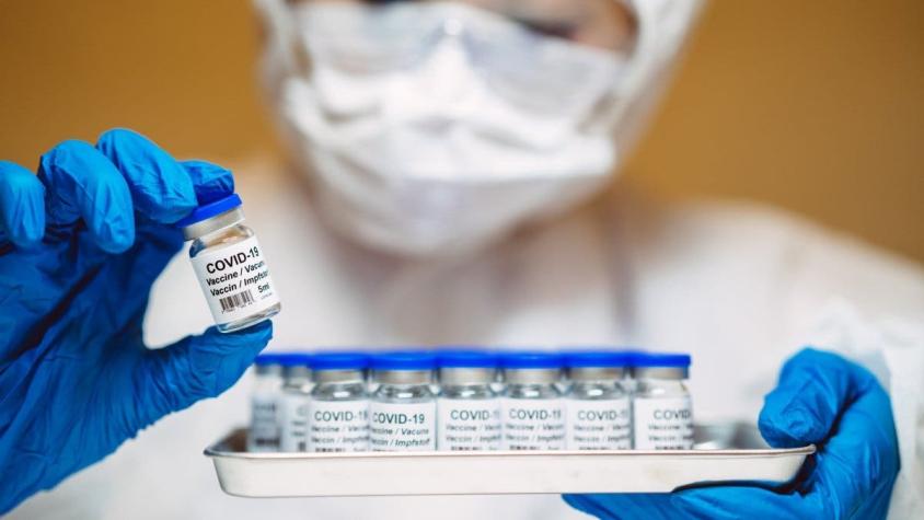 Condenan a 3 años de cárcel a farmacéutico que estropeó vacunas contra el COVID-19 en EE.UU