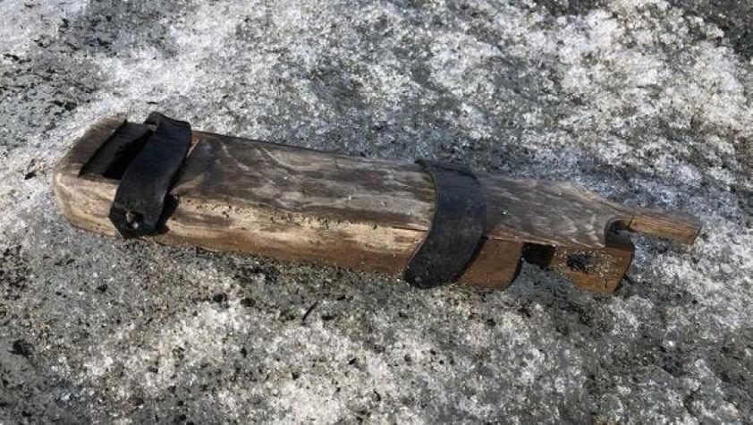 Encuentran misteriosa caja de madera y objetos de 500 años de antigüedad en glaciar de Noruega