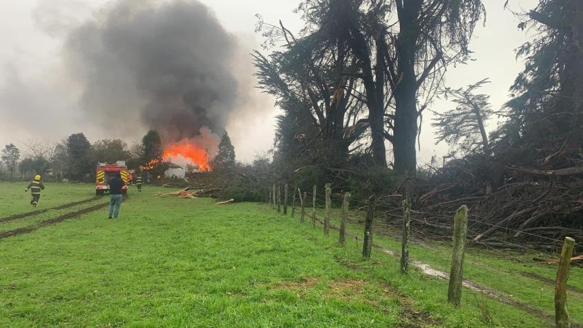 Usuarios reportan "tromba marina" que provocó caída de árboles e incendio de una casa en Toltén