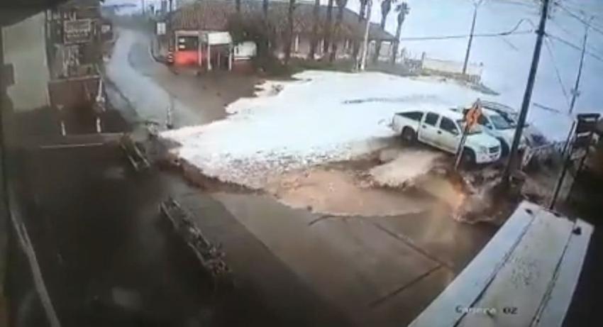 "Marejadas anormales": Cámara registró el momento en que agua entró a hostal en Iloca