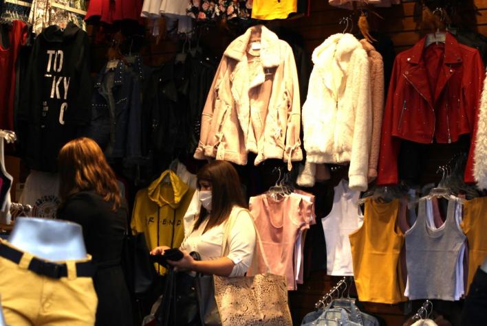 Sernac oficia a 11 empresas de retail para estandarizar tallas de vestuario femenino