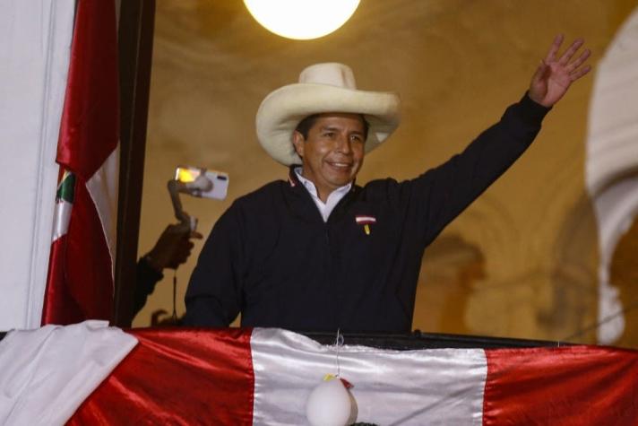 Presidente argentino Alberto Fernández es el primero en felicitar a Castillo como ganador en Perú